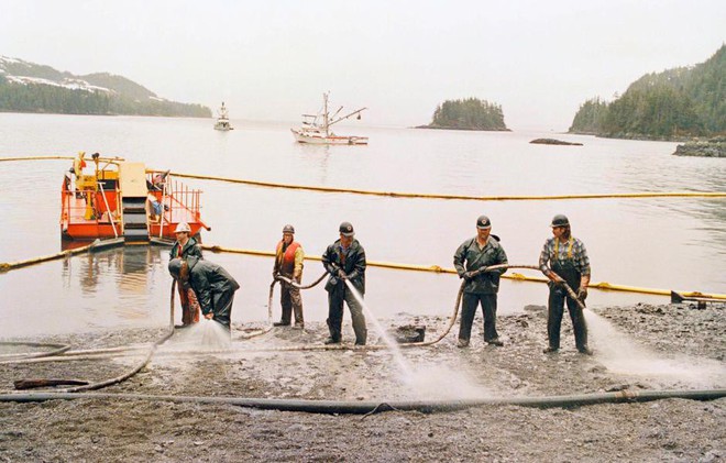 Sau 30 năm, những bức ảnh từ thảm họa tràn dầu Exxon Valdez vẫn còn gây ám ảnh - Ảnh 14.