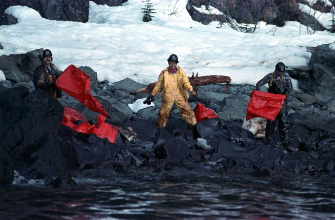 Sau 30 năm, những bức ảnh từ thảm họa tràn dầu Exxon Valdez vẫn còn gây ám ảnh - Ảnh 15.