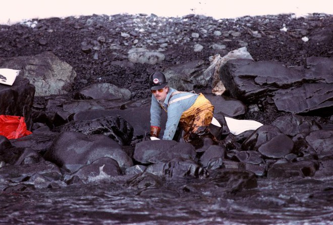 Sau 30 năm, những bức ảnh từ thảm họa tràn dầu Exxon Valdez vẫn còn gây ám ảnh - Ảnh 16.