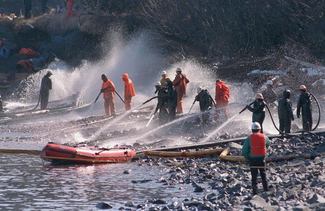 Sau 30 năm, những bức ảnh từ thảm họa tràn dầu Exxon Valdez vẫn còn gây ám ảnh - Ảnh 5.