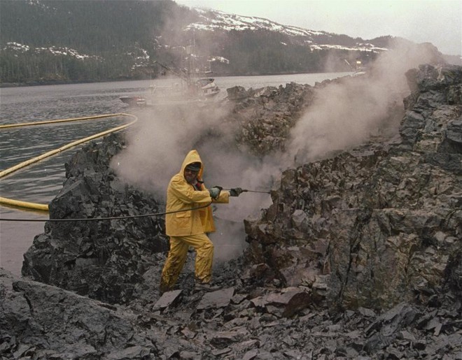 Sau 30 năm, những bức ảnh từ thảm họa tràn dầu Exxon Valdez vẫn còn gây ám ảnh - Ảnh 6.