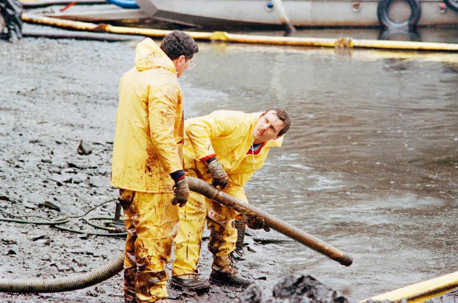 Sau 30 năm, những bức ảnh từ thảm họa tràn dầu Exxon Valdez vẫn còn gây ám ảnh - Ảnh 8.