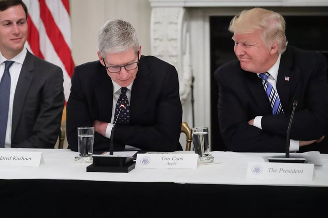 Tổng thống Mỹ Donald Trump trìu mến gọi nhầm tên CEO Apple là Tim Apple - Ảnh 1.
