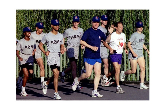 Nổi tiếng yêu thể thao, các đời Tổng thống Mỹ thích đeo sneakers gì khi đi chạy? - Ảnh 12.