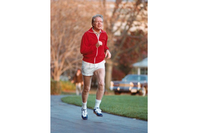 Nổi tiếng yêu thể thao, các đời Tổng thống Mỹ thích đeo sneakers gì khi đi chạy? - Ảnh 2.