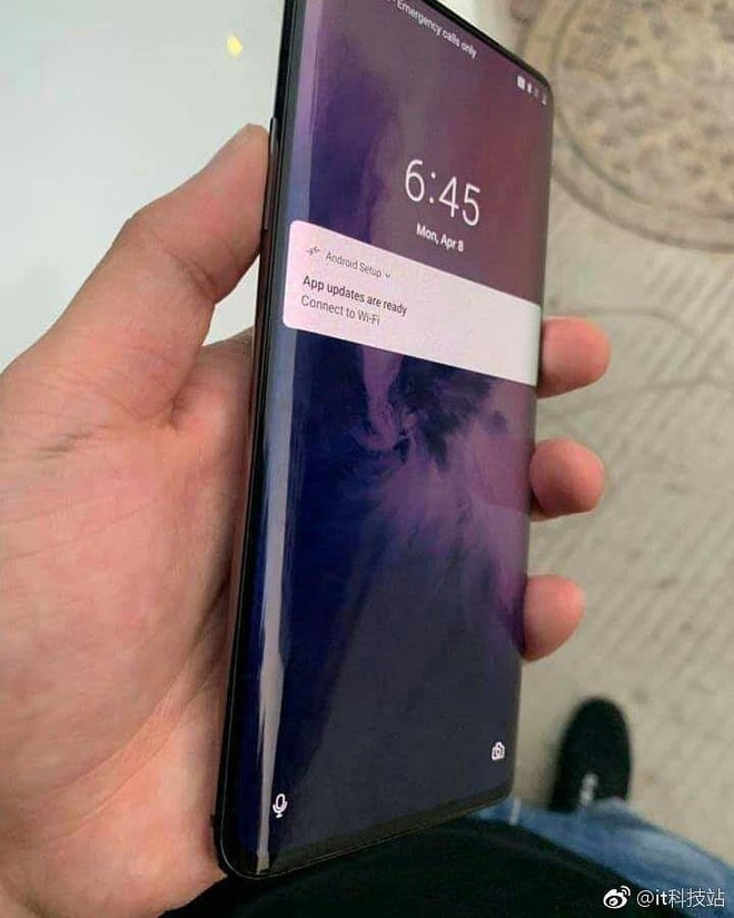 Lộ ảnh trên tay OnePlus 7 với màn hình OLED cong tràn hai cạnh giống hệt Galaxy S10 - Ảnh 1.