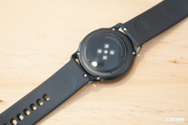 Trên tay đồng hồ Galaxy Watch Active giá 5,5 triệu đồng: đơn giản nhưng không kém phần sang trọng, thiết kế nhỏ gọn hợp với cổ tay người Á Đông - Ảnh 6.