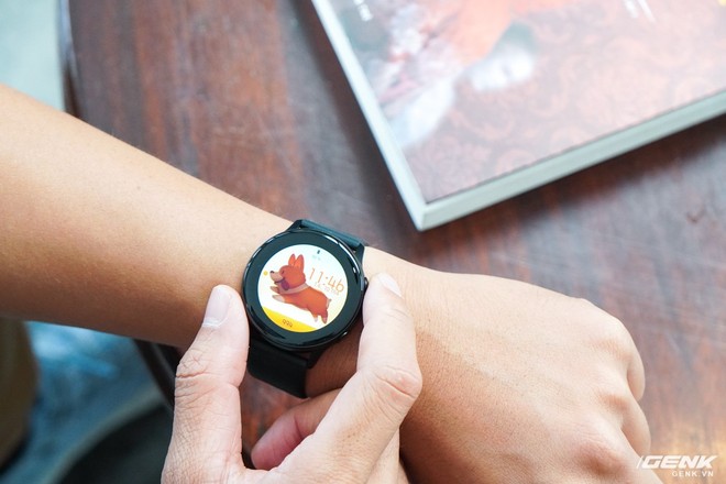 Trên tay đồng hồ Galaxy Watch Active giá 5,5 triệu đồng: đơn giản nhưng không kém phần sang trọng, thiết kế nhỏ gọn hợp với cổ tay người Á Đông - Ảnh 4.