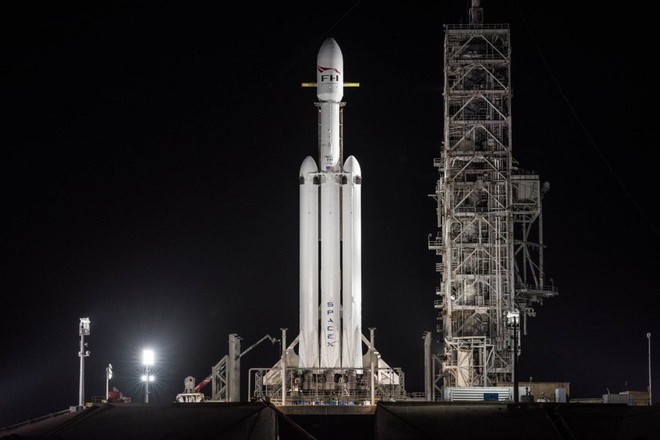 Lần đầu tiên SpaceX thu hồi thành công cả 3 lõi đẩy cho tên lửa Falcon Heavy - Ảnh 2.
