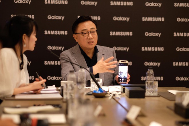 CEO Samsung tái khẳng định công ty sẽ giữ ngôi vương di động thêm 10 năm nữa - Ảnh 1.