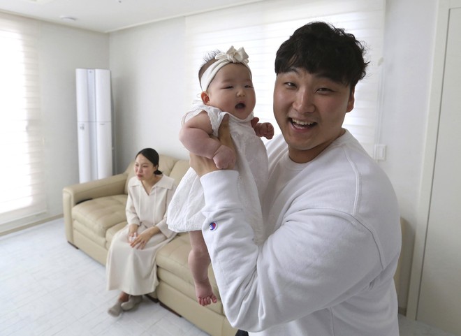 Cách tính tuổi kỳ lạ ở Hàn Quốc: Có những em bé mới sinh bỗng nhiên đã trở thành trẻ 2 tuổi - Ảnh 2.