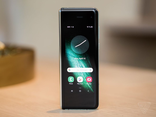 Trên tay Samsung Galaxy Fold: cầm nắm sướng tay, tiếng mở ra đóng vào nghe sướng tai và phần mềm thì tốt đáng ngạc nhiên - Ảnh 2.