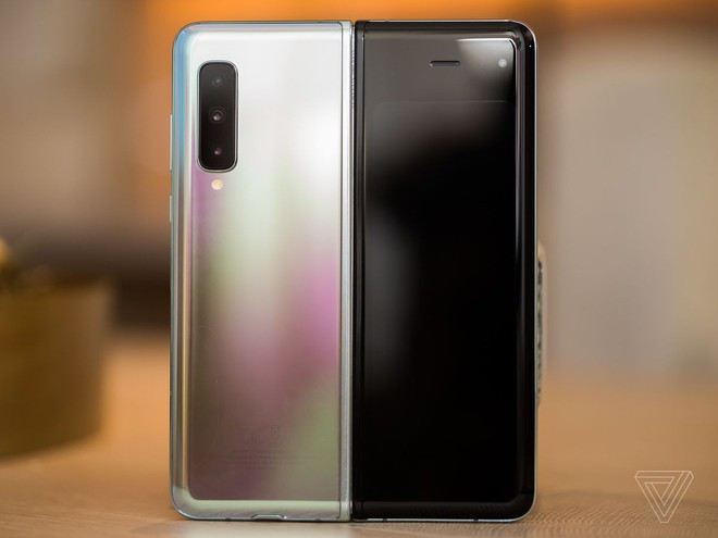 Trên tay Samsung Galaxy Fold: cầm nắm sướng tay, tiếng mở ra đóng vào nghe sướng tai và phần mềm thì tốt đáng ngạc nhiên - Ảnh 5.