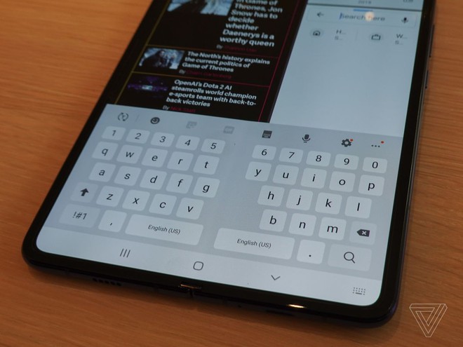 Trên tay Samsung Galaxy Fold: cầm nắm sướng tay, tiếng mở ra đóng vào nghe sướng tai và phần mềm thì tốt đáng ngạc nhiên - Ảnh 8.