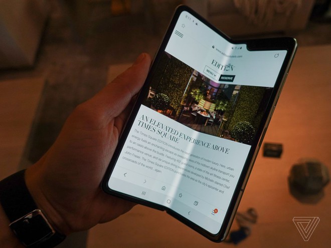 Trên tay Samsung Galaxy Fold: cầm nắm sướng tay, tiếng mở ra đóng vào nghe sướng tai và phần mềm thì tốt đáng ngạc nhiên - Ảnh 9.