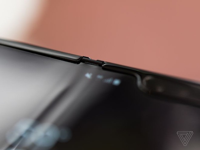 Trên tay Samsung Galaxy Fold: cầm nắm sướng tay, tiếng mở ra đóng vào nghe sướng tai và phần mềm thì tốt đáng ngạc nhiên - Ảnh 11.