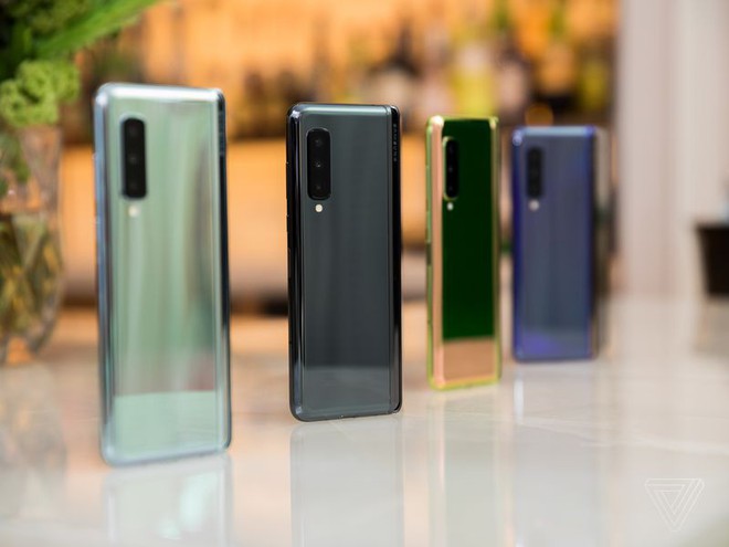 Trên tay Samsung Galaxy Fold: cầm nắm sướng tay, tiếng mở ra đóng vào nghe sướng tai và phần mềm thì tốt đáng ngạc nhiên - Ảnh 24.