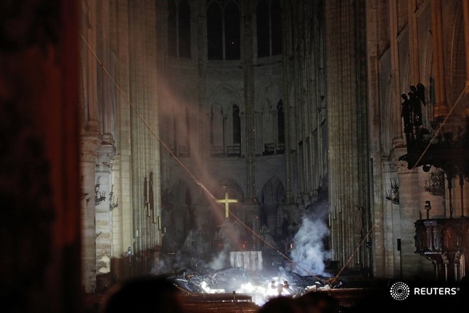 Đám cháy dữ dội bao phủ Nhà thờ Đức Bà Paris, đỉnh tháp 850 năm tuổi sụp đổ - Ảnh 3.