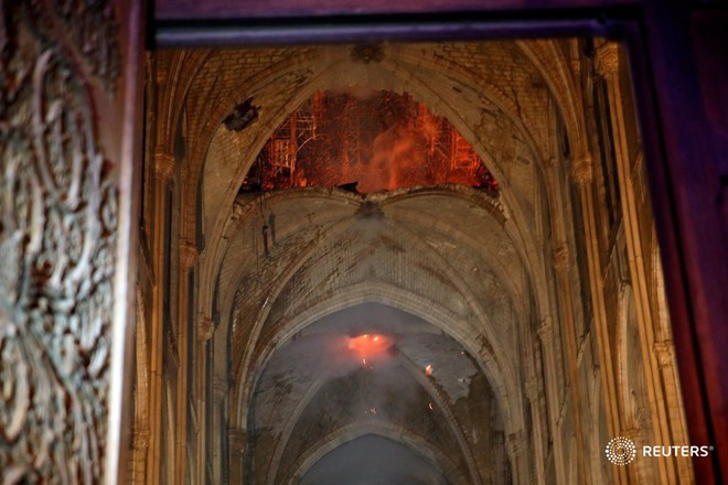 Đám cháy dữ dội bao phủ Nhà thờ Đức Bà Paris, đỉnh tháp 850 năm tuổi sụp đổ - Ảnh 2.