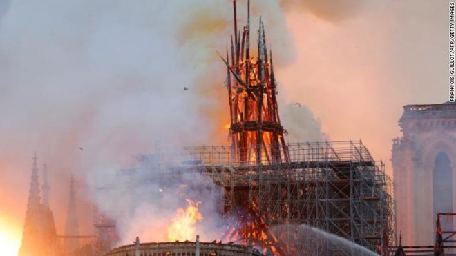 Đám cháy dữ dội bao phủ Nhà thờ Đức Bà Paris, đỉnh tháp 850 năm tuổi sụp đổ - Ảnh 4.