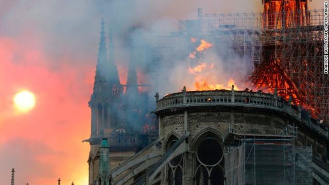 Đám cháy dữ dội bao phủ Nhà thờ Đức Bà Paris, đỉnh tháp 850 năm tuổi sụp đổ - Ảnh 5.