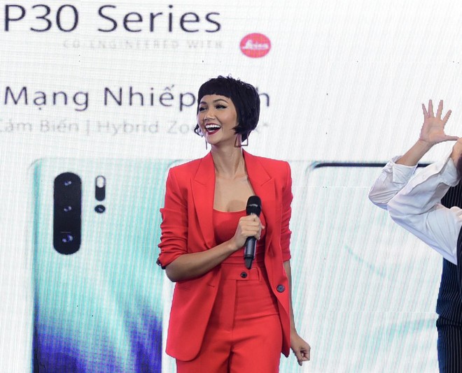Hoa hậu HHen Niê– “Fan cứng” của chiếc máy Huawei P30 Pro - Ảnh 1.