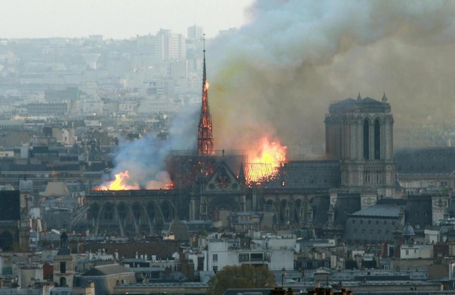 Đám cháy dữ dội bao phủ Nhà thờ Đức Bà Paris, đỉnh tháp 850 năm tuổi sụp đổ - Ảnh 7.