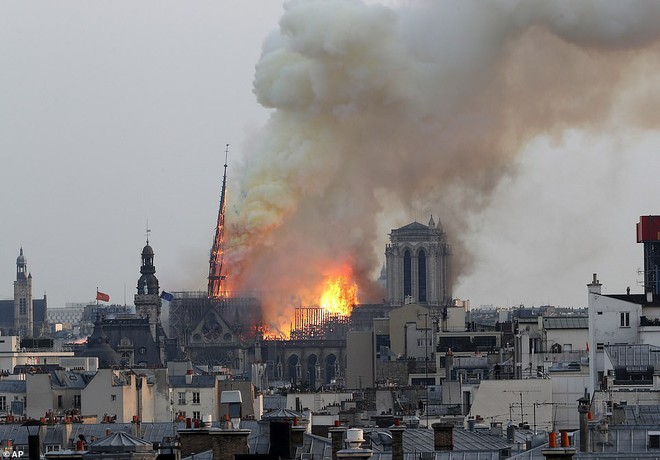 Đám cháy dữ dội bao phủ Nhà thờ Đức Bà Paris, đỉnh tháp 850 năm tuổi sụp đổ - Ảnh 8.