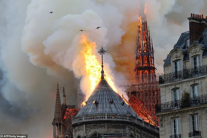 Đám cháy dữ dội bao phủ Nhà thờ Đức Bà Paris, đỉnh tháp 850 năm tuổi sụp đổ - Ảnh 9.