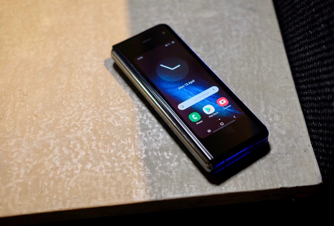 Smartphone màn hình gập Samsung Galaxy Fold cháy hàng trong đợt mở bán đầu tiên - Ảnh 2.