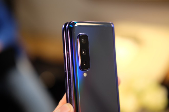 Smartphone màn hình gập Samsung Galaxy Fold cháy hàng trong đợt mở bán đầu tiên - Ảnh 3.