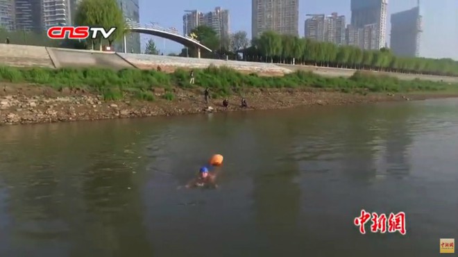 Ông chú 53 tuổi chiến thắng bệnh tiểu đường, bơi 2,2km vượt sông Dương Tử đi làm mỗi ngày trong 11 năm - Ảnh 3.