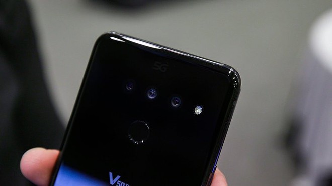 3 camera sau chưa là gì, LG đang phát triển smartphone với 3 camera selfie - Ảnh 1.