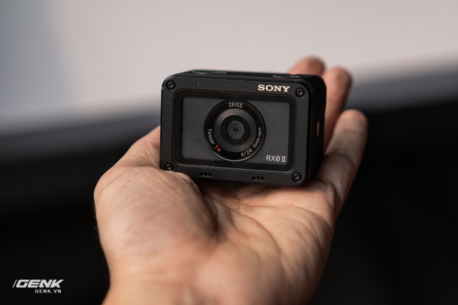 Trên tay máy ảnh Sony RX0 mark II: Siêu nhỏ, quay phim 4K, màn hình lật - Ảnh 1.