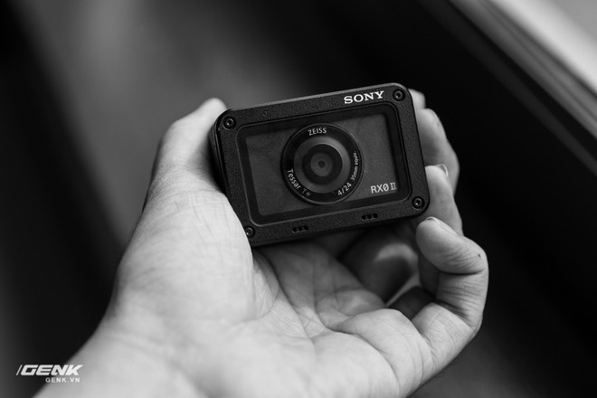 Trên tay máy ảnh Sony RX0 mark II: Siêu nhỏ, quay phim 4K, màn hình lật - Ảnh 13.