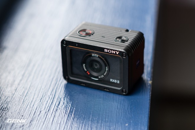 Trên tay máy ảnh Sony RX0 mark II: Siêu nhỏ, quay phim 4K, màn hình lật - Ảnh 2.