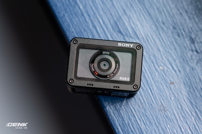 Trên tay máy ảnh Sony RX0 mark II: Siêu nhỏ, quay phim 4K, màn hình lật - Ảnh 3.