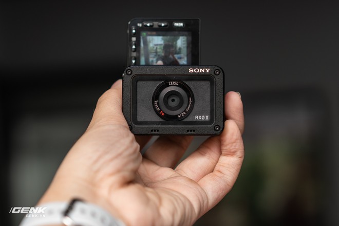 Trên tay máy ảnh Sony RX0 mark II: Siêu nhỏ, quay phim 4K, màn hình lật - Ảnh 9.