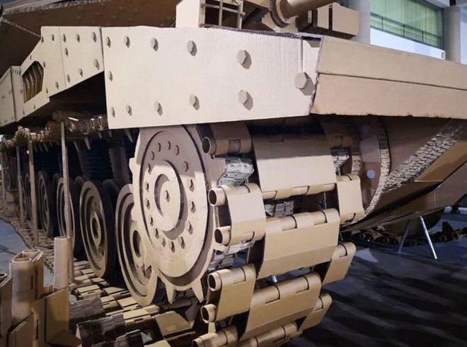 Kỳ công ghép hàng ngàn mảnh bìa carton thành mô hình xe tăng chiến đấu trông như thật với tỷ lệ 1:1 - Ảnh 4.