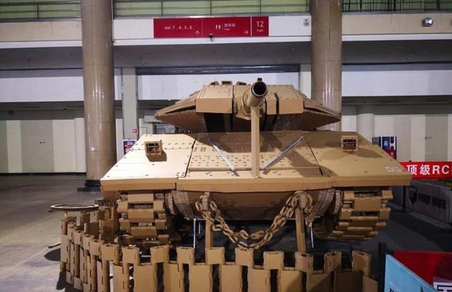 Kỳ công ghép hàng ngàn mảnh bìa carton thành mô hình xe tăng chiến đấu trông như thật với tỷ lệ 1:1 - Ảnh 2.