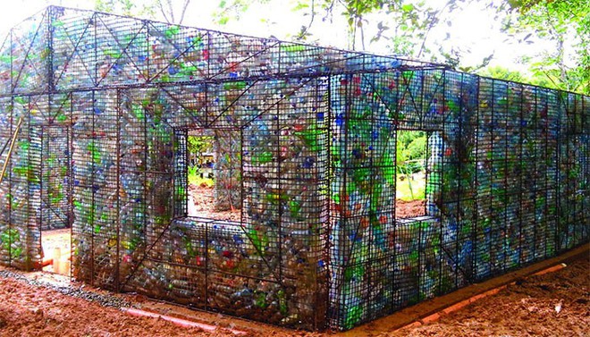 Chiêm ngưỡng ngôi làng độc đáo ở Panama, nơi nhà cửa được làm từ 1 triệu chai nhựa - Ảnh 1.