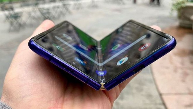 YouTuber thử gập Galaxy Fold liên tiếp 1000 lần trong 20 phút xem có hỏng luôn không - Ảnh 1.