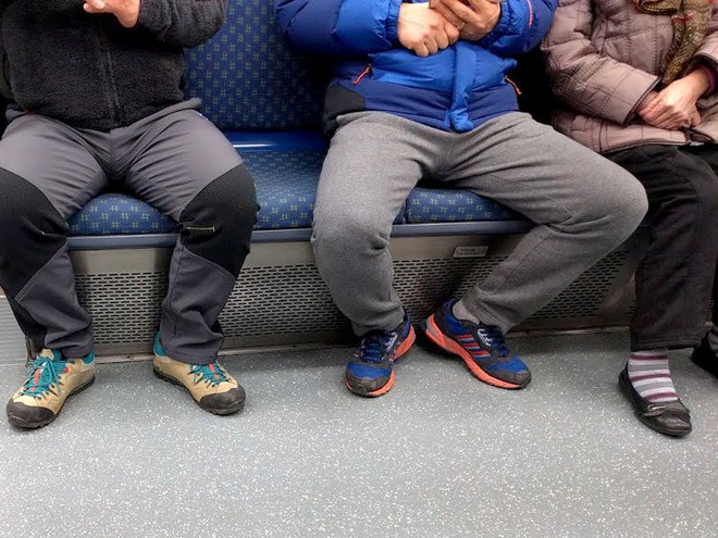 Trung Quốc: Ngồi dạng chân trên tàu xe sẽ bị trừ điểm tín dụng xã hội - Ảnh 1.