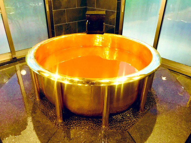Nhật Bản ra mắt bồn tắm vàng 18K trị giá 162 tỷ, giá cho thuê 1,1 triệu/giờ - Ảnh 5.