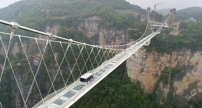 Trung Quốc: Lái xe buýt qua cầu kính khổng lồ để chứng minh độ an toàn của cây cầu - Ảnh 3.
