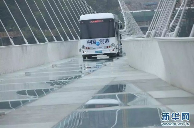 Trung Quốc: Lái xe buýt qua cầu kính khổng lồ để chứng minh độ an toàn của cây cầu - Ảnh 2.