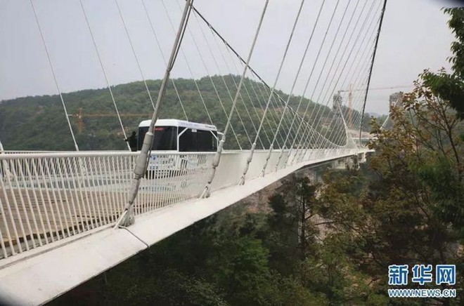 Trung Quốc: Lái xe buýt qua cầu kính khổng lồ để chứng minh độ an toàn của cây cầu - Ảnh 1.
