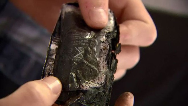 Rảnh rỗi sinh nông nổi: Thanh niên 15 tuổi bẻ pin iPhone đến phát nổ, suýt bị bắn acid mù mắt - Ảnh 2.