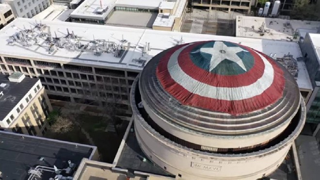 Một nhóm fan Marvel biến Mái vòm Lớn của MIT thành khiên vibranium khổng lồ để tri ân Captain America - Ảnh 2.