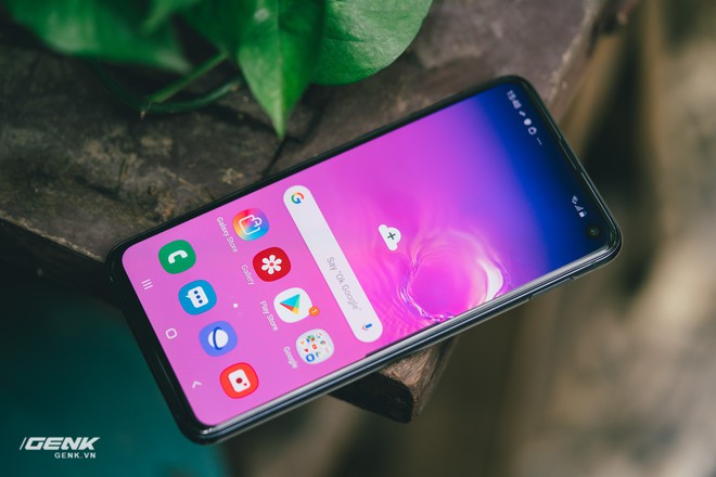 Samsung Galaxy S10e chứng minh rằng smartphone nhỏ gọn vẫn có chỗ đứng trong trái tim người dùng - Ảnh 1.